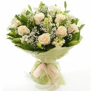 Нежный букет из 9 белых роз, 1 лилии, гипсофилы и рускуса. фотография