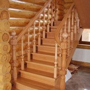 Лестницы полувинтовые деревянные фото