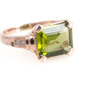 Золотое кольцо с хризолитом и бриллиантами, Артикул: К180 фото