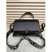 Женская сумка сэтчел 28 х 10 х 18 см с широким ремешком с надписями через плечо черная фотография