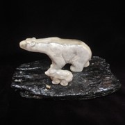Скульптура из кости Белые медведи фото
