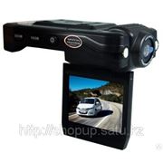 Автомобильный видеорегистратор с хорошим качеством видео и поворачиваемой камерой. фотография