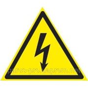 Знак “Опасное электрическое напряжение“ фото