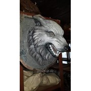 Скульптура для сада Голова волка на щите фото