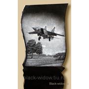 Изображение самолета на памятнике