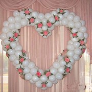 Сердце из гелиевых шаров с цветами фото