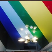 Натяжной потолок со спайкой цветов фотография