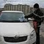 Распространение листовок под дворники автомобилей, Луганск фото