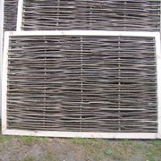 Плетеный забор в деревянной рамке