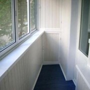 Балконы - обшивка пластиковой вагонкой фотография