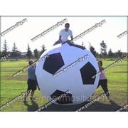 Огромный надувной футбольный мяч фото