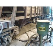 Промывка вагонов-хопперов от остатков ранее перевозимого груза. фото