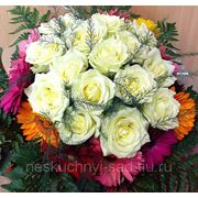 Букет с белыми розами и разноцветными герберами "Красиво подобрана связка цветов..."