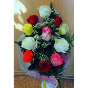 Букет из 11 разноцветных роз с “Днем рождения!“ фото