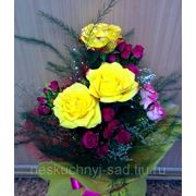Букет с одиночными и кустовыми розами “С Днем рождения!“ фото