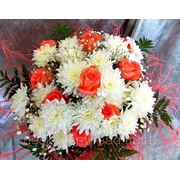 Букет из 9 розовых роз и белых кустовых хризантем “С днем рождения!“ фото