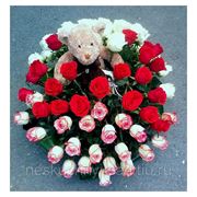 Композиция с 63 розами и мягкой игрушкой в корзине “Взгляну я утренним туманом в твои любимые глаза...“ фото