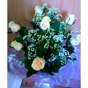 Букет из 7 кремовых роз с поздравительными наклейками на розах “С Днем Свадьбы!“ фотография