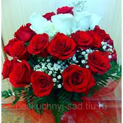 Букет из 31 красных и белых роз “30 лет - это время улыбок, когда мир поглощаем глазами...“ фото