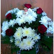 Композиция из кустовых хризантем и красных роз в корзинке “Цветы и ангелы - небесные создания...“ фотография