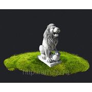 Скульптура лев с шаром фотография