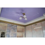 Глянцевый цветной потолок в ванной комнате