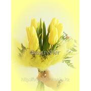 Букет из желтых тюльпанов на каркасе фото