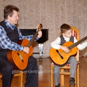 Уроки игры на гитаре для детей. Авторские методики “Гитара – мой друг!“. Киев. Центр. фотография