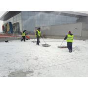 Уборка снега с крыши фото