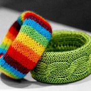Вязаный разноцветный браслет фото