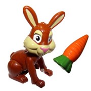 Дрессируем питомца. Кролик с морковкой. фото