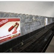 Реклама в метро на путевых стенах фото