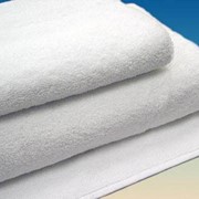 Набор белых махровых полотенец фото