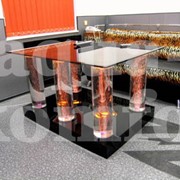 Столик с ножками из воздушно-пузырьковых колонн фотография