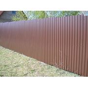 Забор из профнастила цвет шоколад RAL 8017 фото