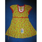 Платье для девочки летнее трикотажное “клубничка на зеленой поляне“ фото