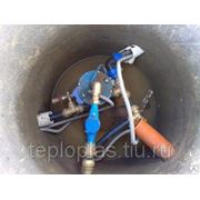 Прокладка труб водопровода от скважинного насоса фото