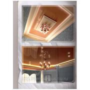 Натяжной потолок глянцевой фактуры с добавлением декора и подсветкой по периметру фото