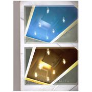 Натяжной потолок глянцевой фактуры с добавлением точечных светильников фото