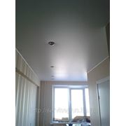 Матовый натяжной потолок со встроенными светильниками фото
