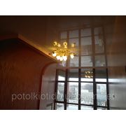 Монтаж люстры в натяжной потолок фотография
