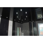 Глянцевый черный потолок ванной фотография