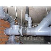 Прокладка труб канализации под потолком разного диаметра фото