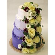 Свадебный торт с живыми цветами в оформлении фотография