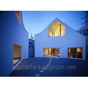 Один дом из двух (A House Made of Two) в Японии от naf architect & design фотография