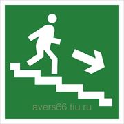 Знак «Направление к эвакуационному выходу по лестнице вниз» фото