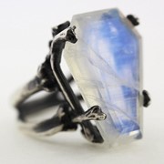 Серебряное кольцо “Саркофаг“ с лунным камнем от WickerRing фотография