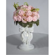 Белый вазон с бантом из мыла со светло-розовыми цветами фотография