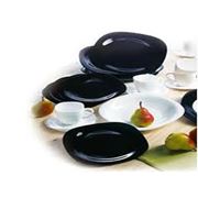 Кухонные принадлежности и столовая посуда из пластика фотография