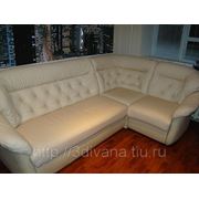 Перетяжка углового дивана с мягкими подлокотниками натуральной кожей фото